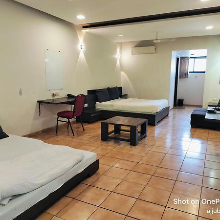 Hotel Sun N Step Club à Ahmedabad Extérieur photo