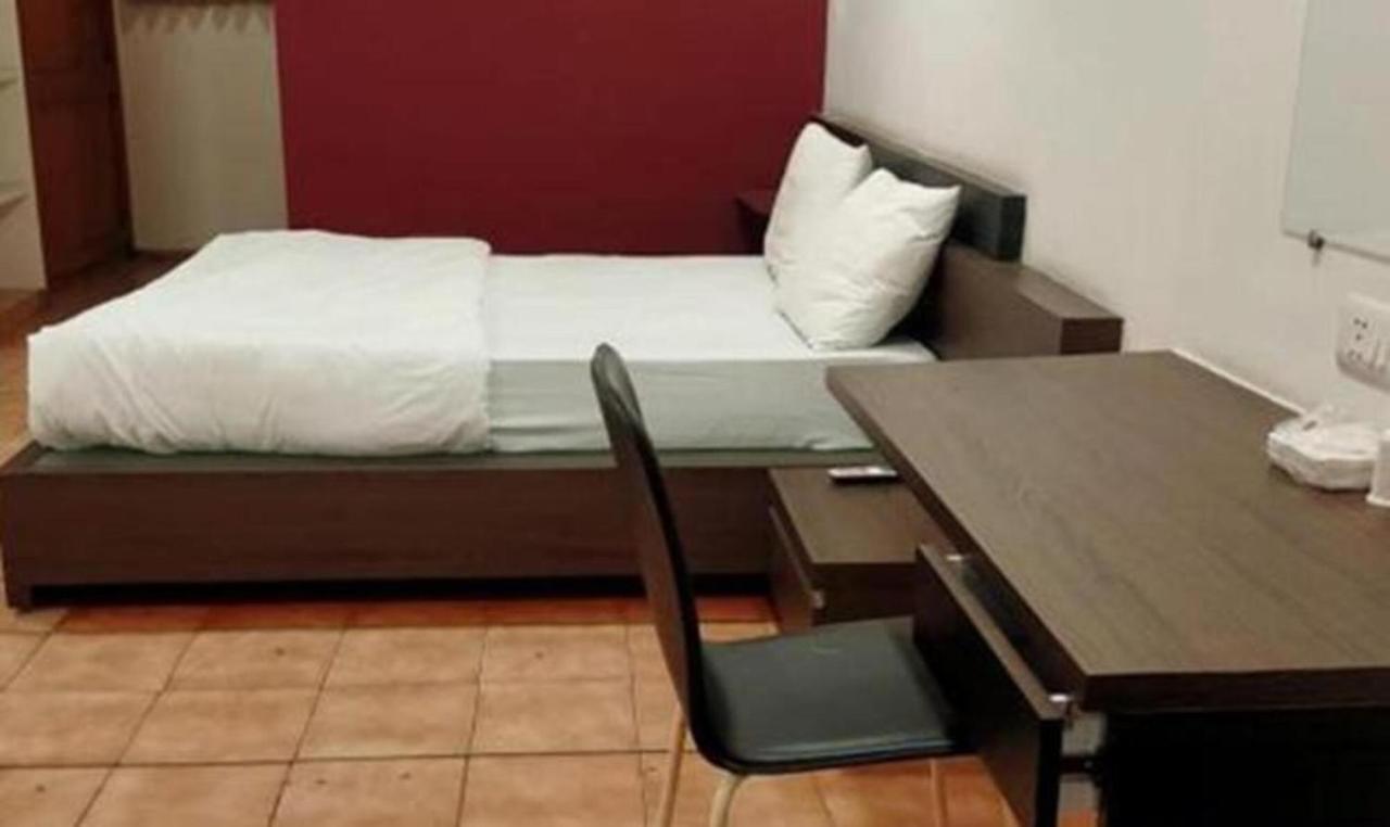 Hotel Sun N Step Club à Ahmedabad Extérieur photo