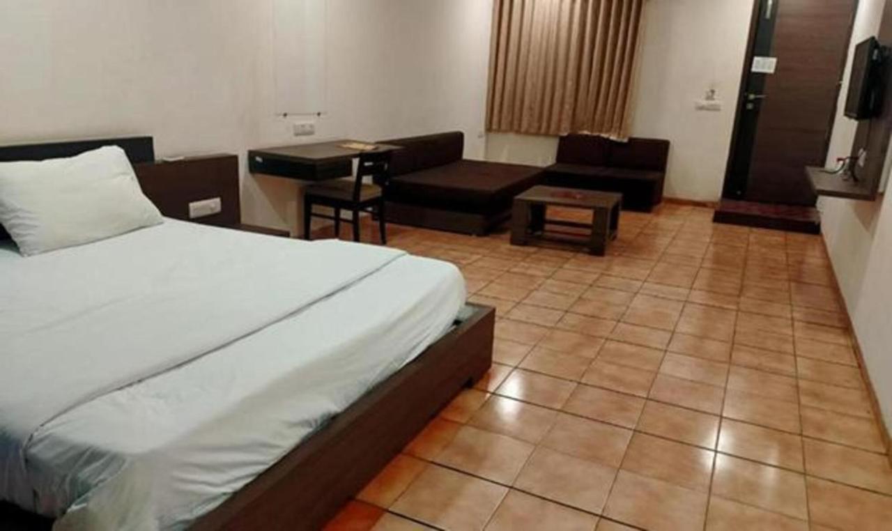 Hotel Sun N Step Club à Ahmedabad Extérieur photo