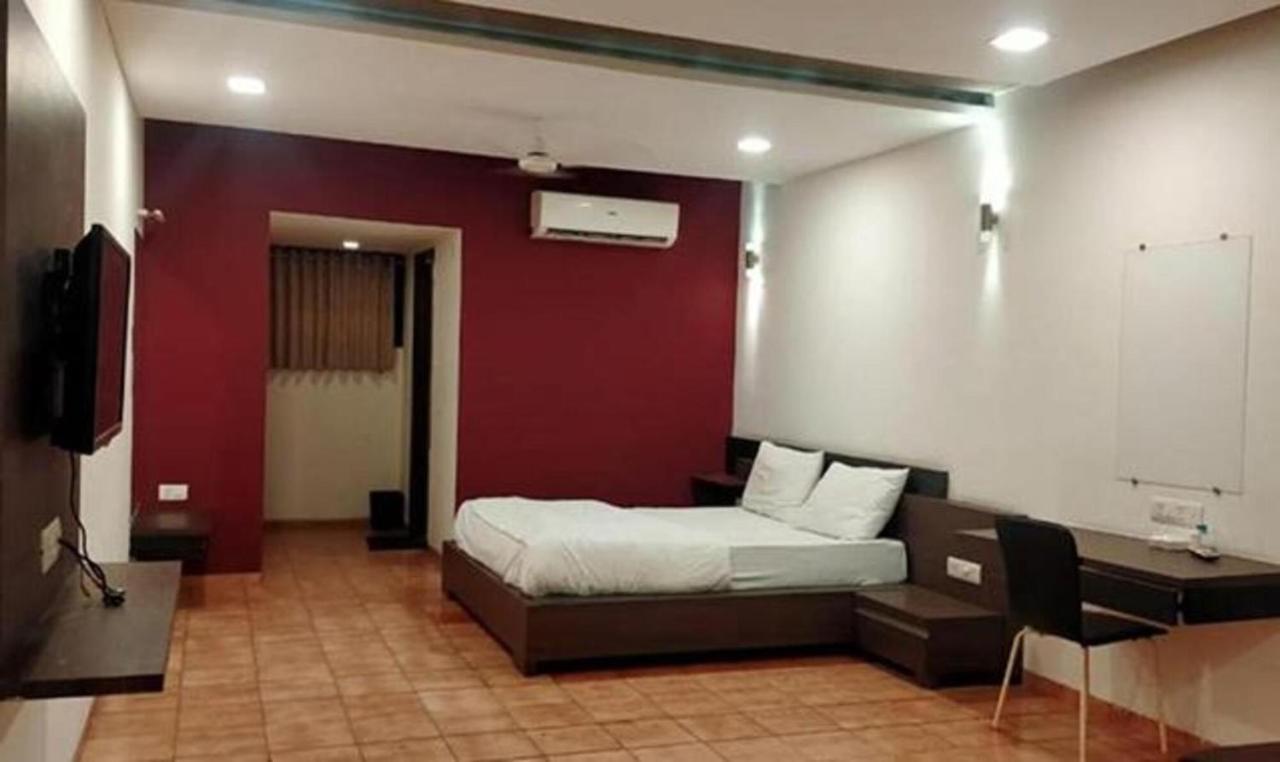 Hotel Sun N Step Club à Ahmedabad Extérieur photo