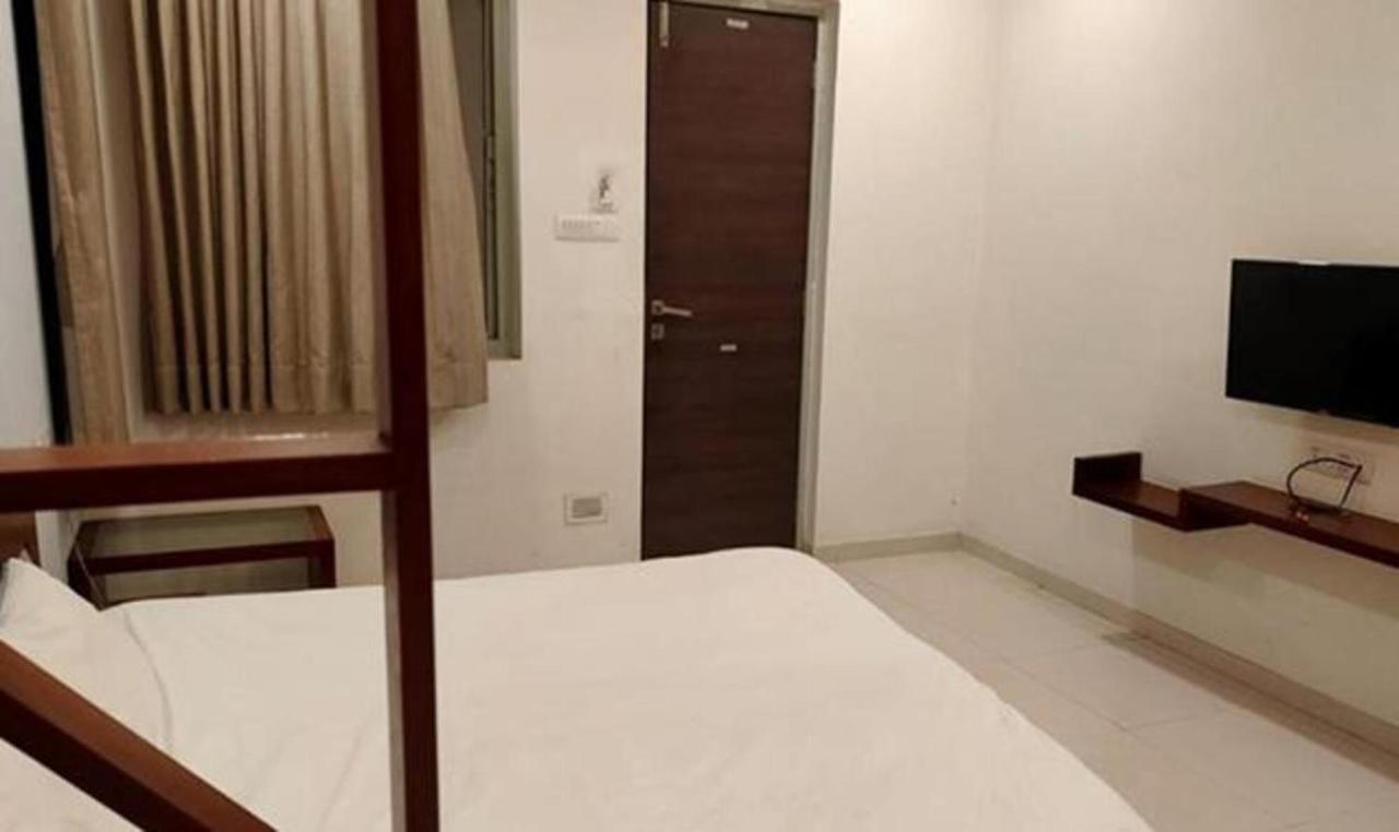 Hotel Sun N Step Club à Ahmedabad Extérieur photo