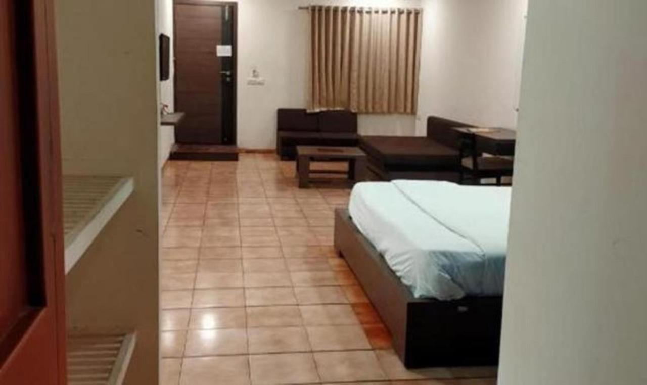 Hotel Sun N Step Club à Ahmedabad Extérieur photo