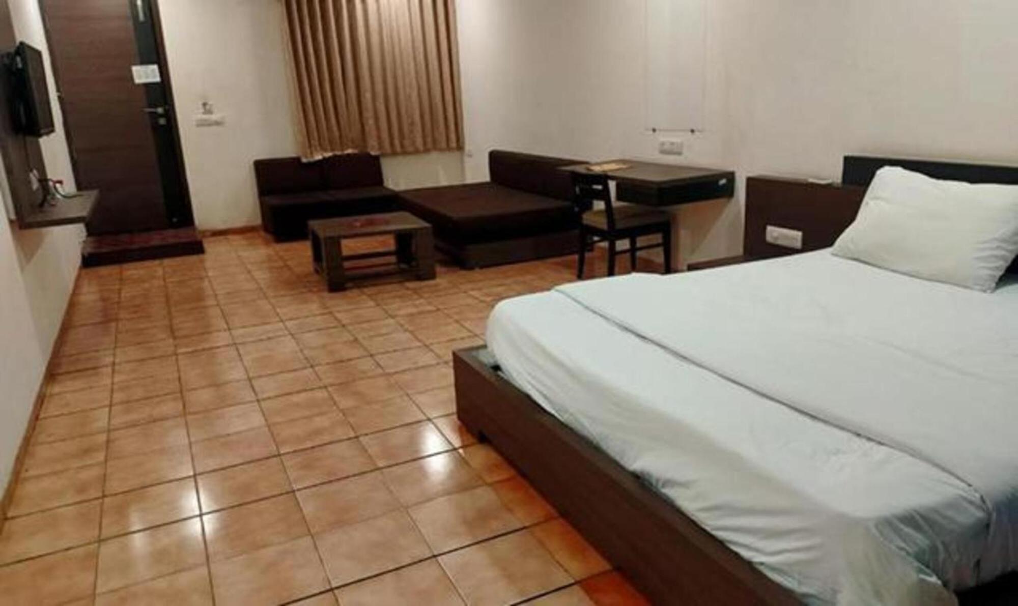 Hotel Sun N Step Club à Ahmedabad Extérieur photo