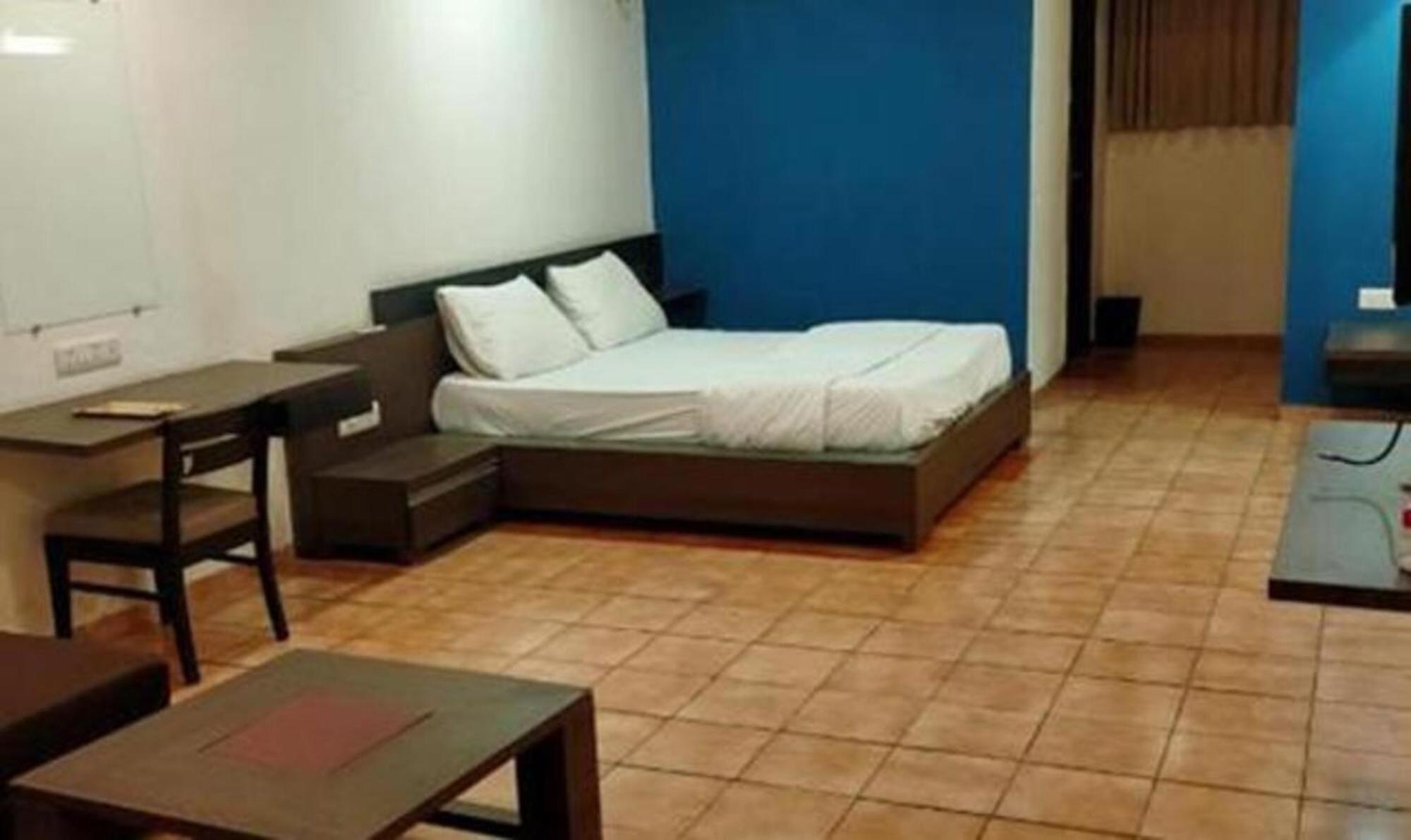 Hotel Sun N Step Club à Ahmedabad Extérieur photo