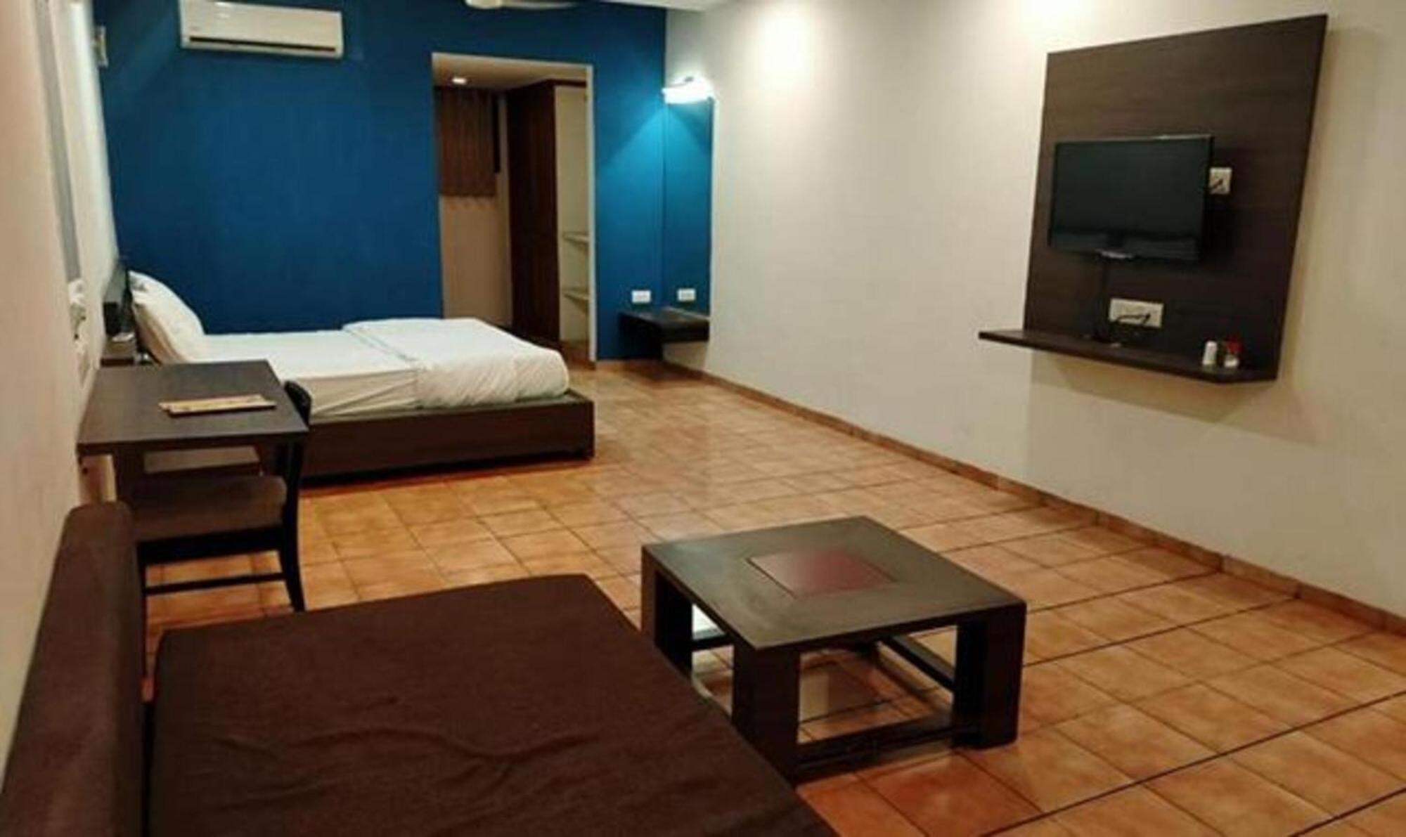 Hotel Sun N Step Club à Ahmedabad Extérieur photo