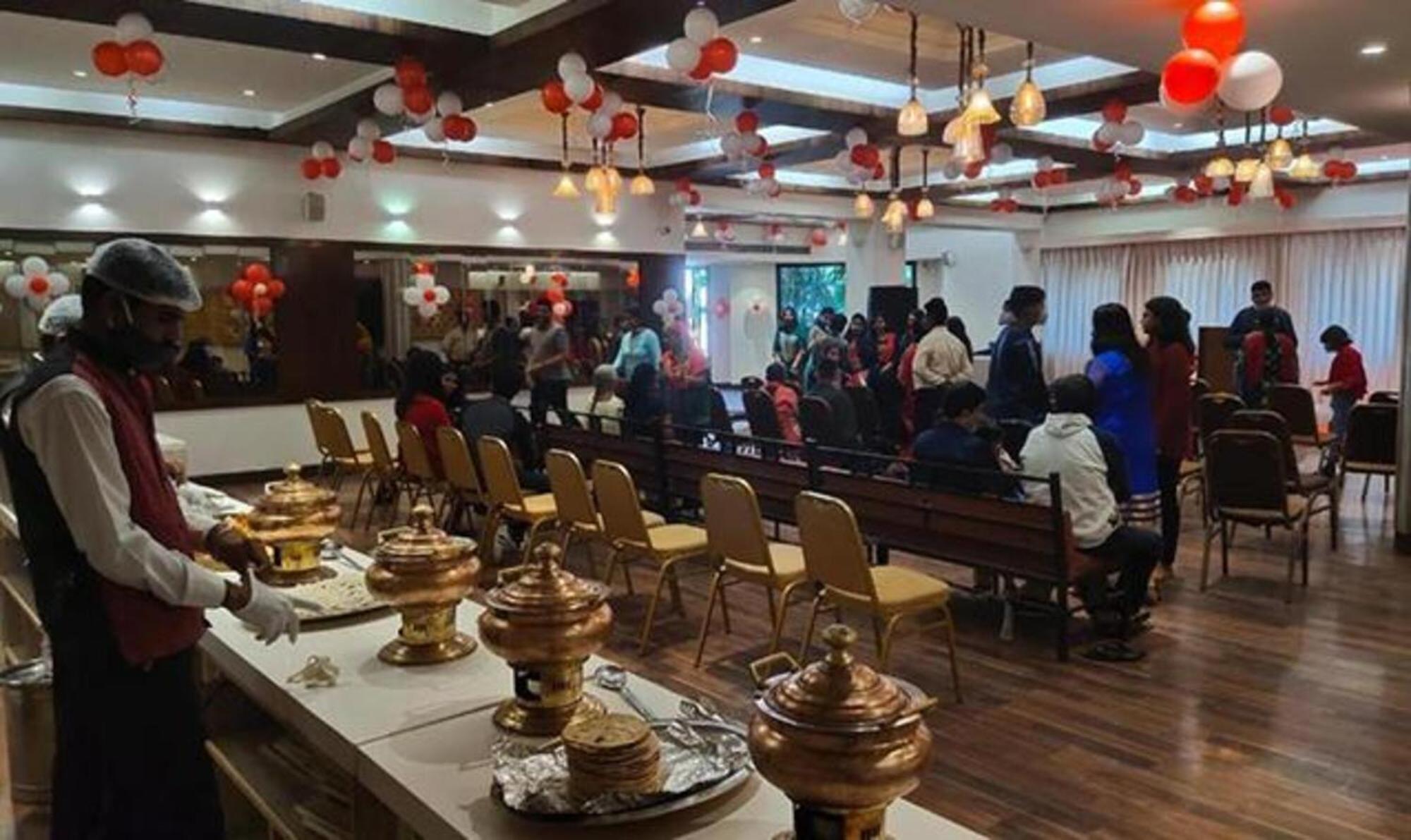 Hotel Sun N Step Club à Ahmedabad Extérieur photo