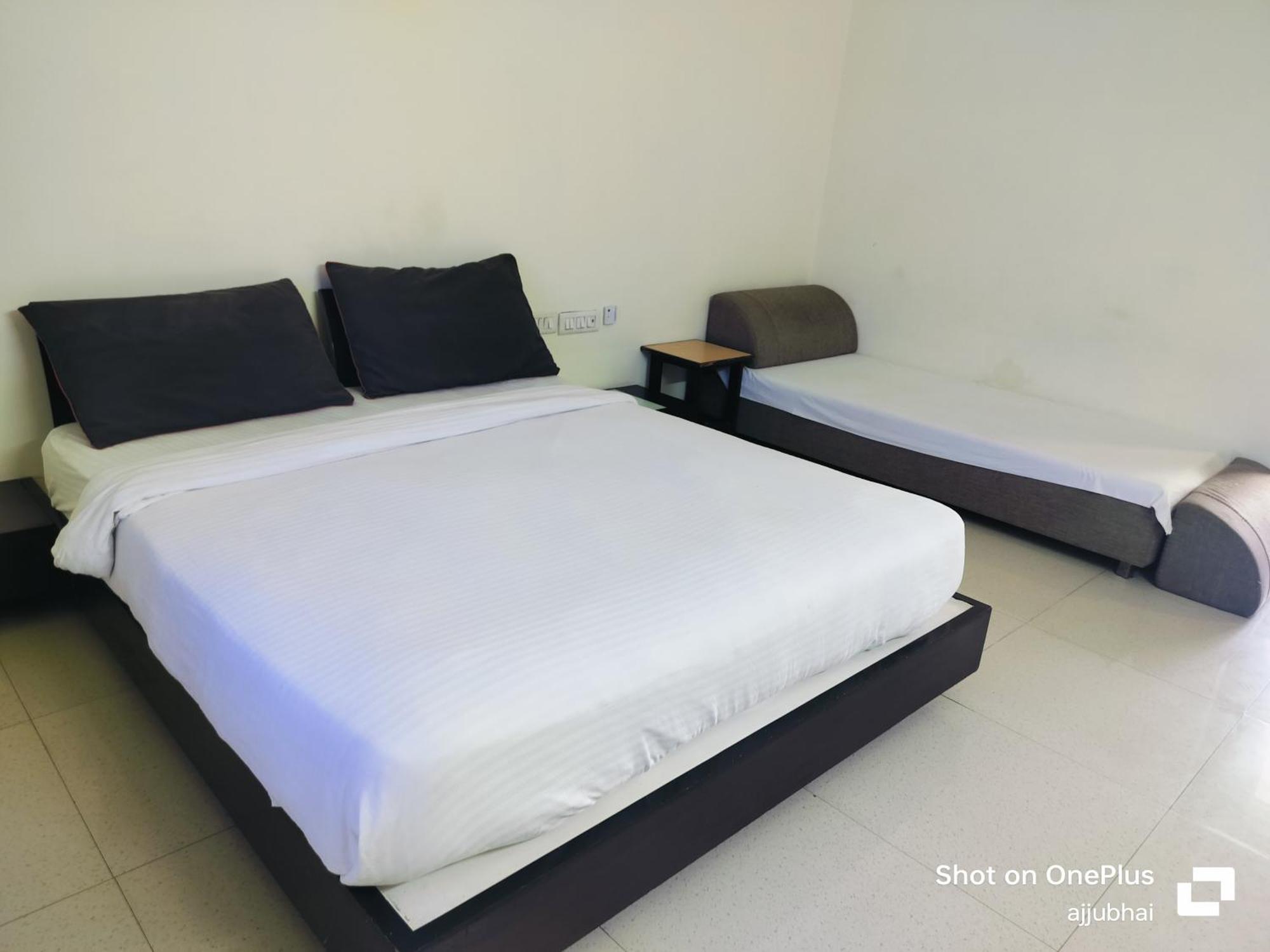 Hotel Sun N Step Club à Ahmedabad Extérieur photo
