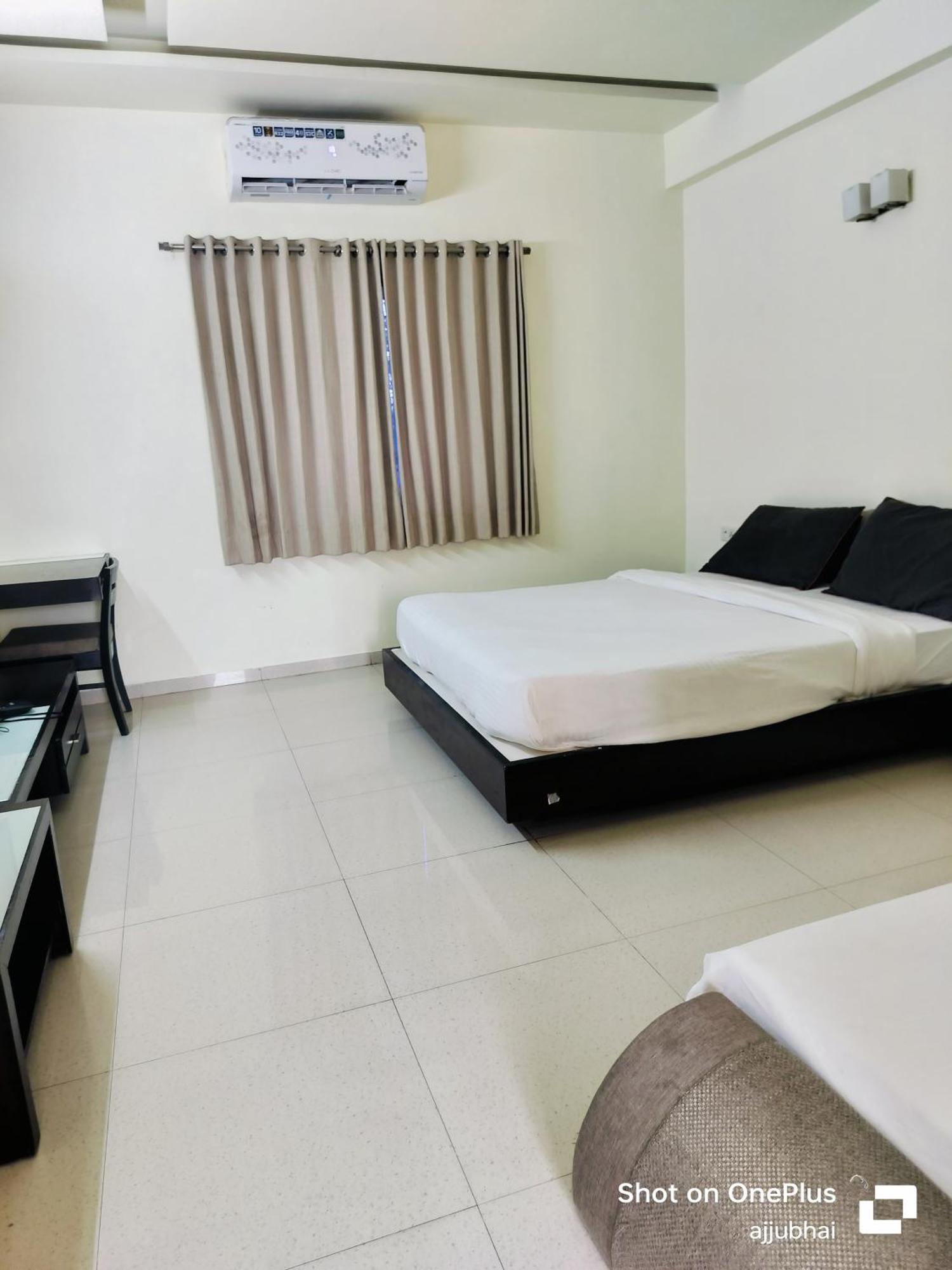 Hotel Sun N Step Club à Ahmedabad Extérieur photo