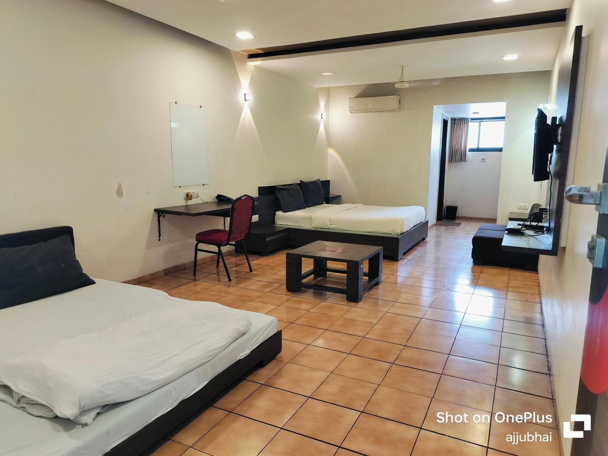 Hotel Sun N Step Club à Ahmedabad Extérieur photo