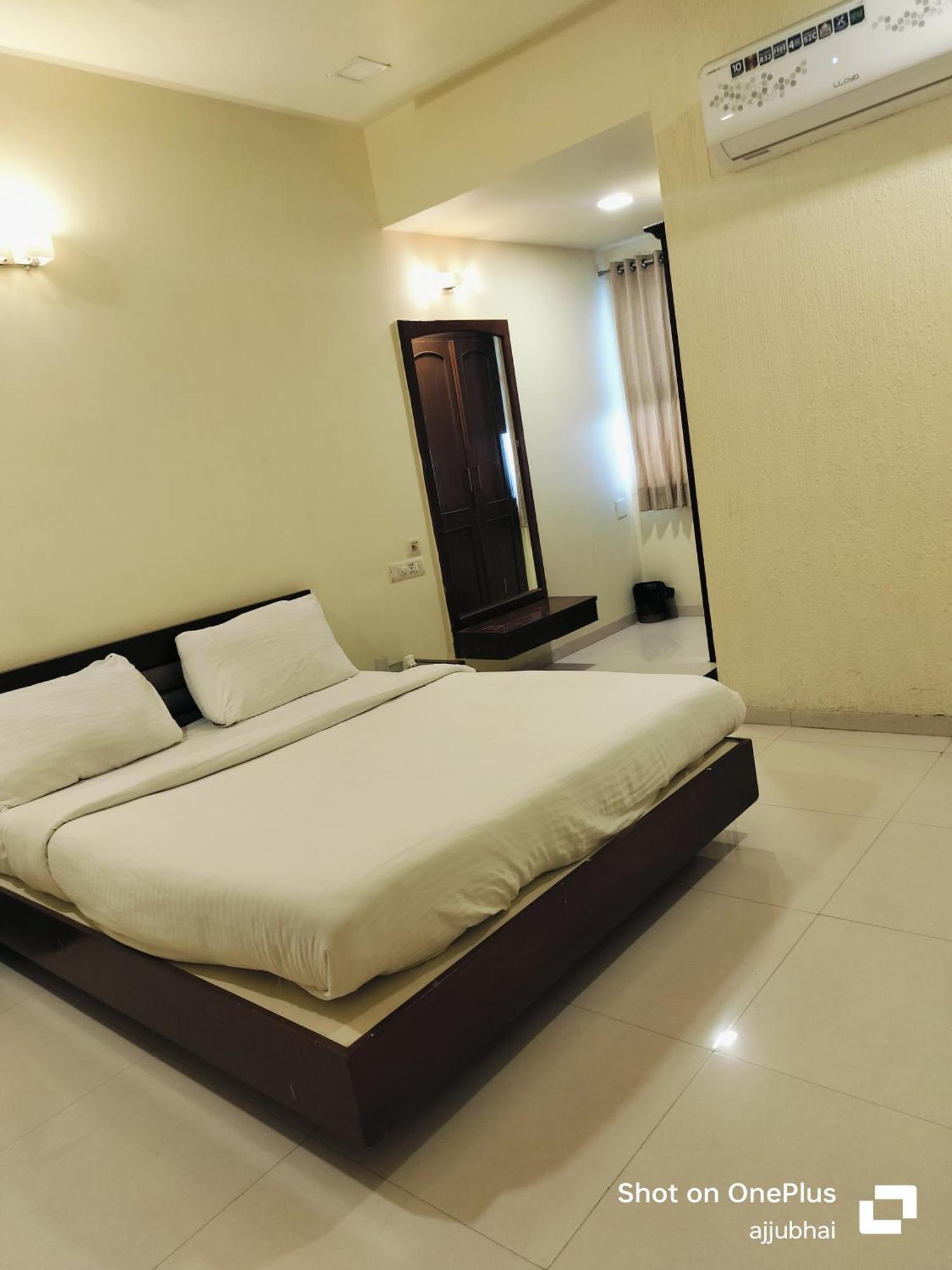 Hotel Sun N Step Club à Ahmedabad Extérieur photo