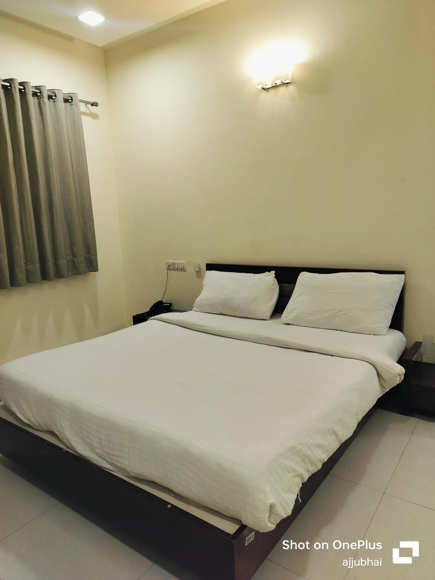 Hotel Sun N Step Club à Ahmedabad Extérieur photo