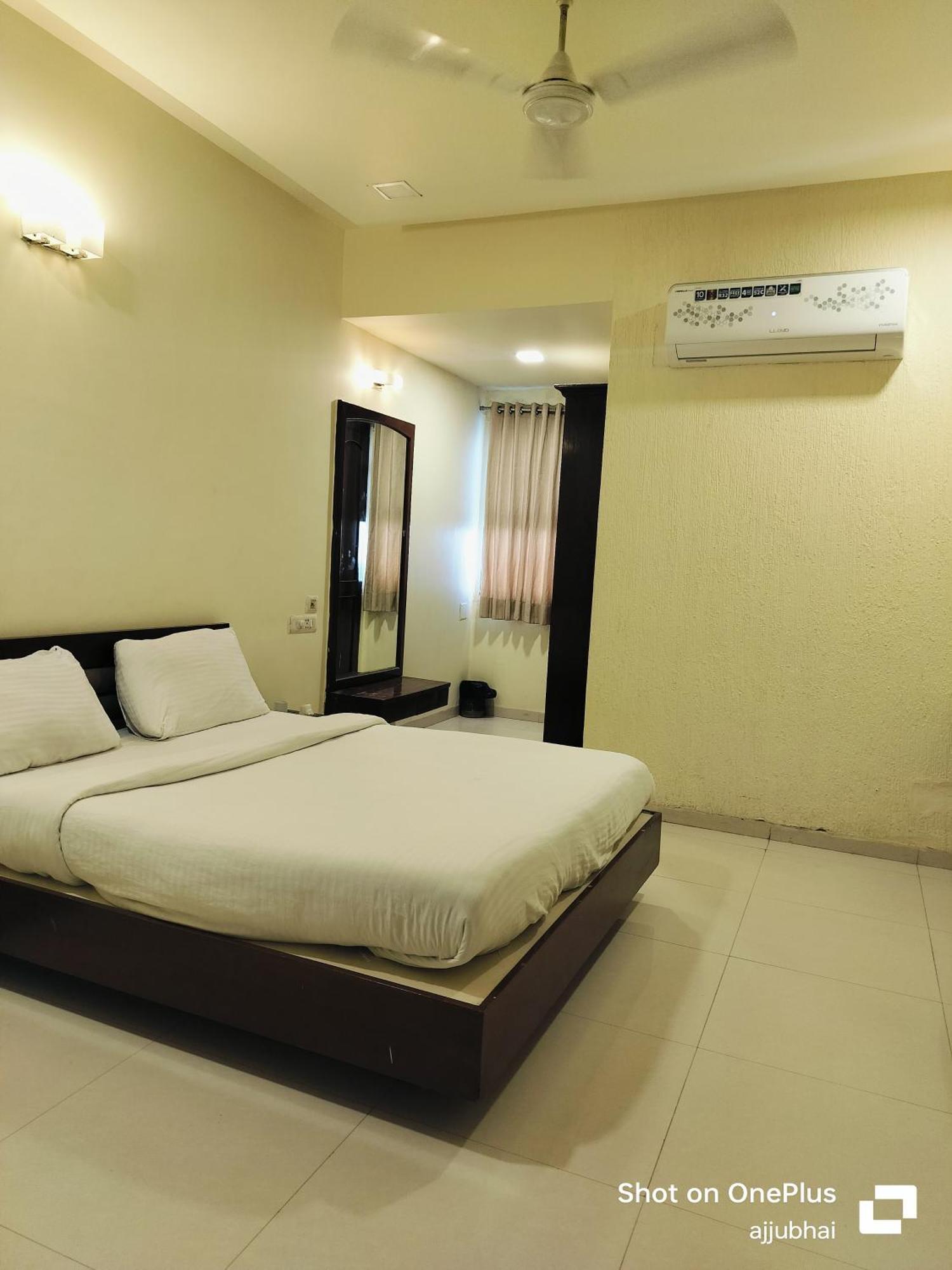 Hotel Sun N Step Club à Ahmedabad Extérieur photo